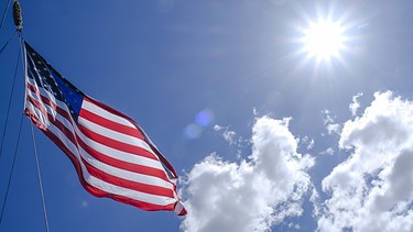 US-Flagge weht am Himmel | Bild: picture-alliance/dpa