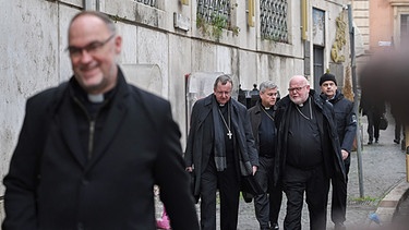 Ad-limina-Besuch. Eine Gruppe deutscher Bischöfe kommt aus dem Vatikan | Bild: picture alliance_dpa_Johannes Neudecker