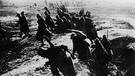 Soldaten auf dem Schlachtfeld von Verdun | Bild: picture-alliance/dpa