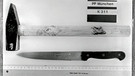 Der Hammer und das Messer, mit denen der Schauspieler Walter Sedlmayr am 14. Juli 1990 in seiner Münchner Wohnung ermordet worden ist. | Bild: picture-alliance/dpa