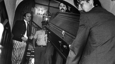 16. Juli 1990: Der Sarg mit der Leiche Walter Sedlmayrs wird aus der Wohnung gebracht. | Bild: picture-alliance/dpa