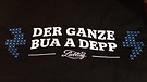 T-Shirt der Marke "Liebling" mit Aufschrift: "Der ganze Bua a Depp" | Bild: BR/Stephan Lina