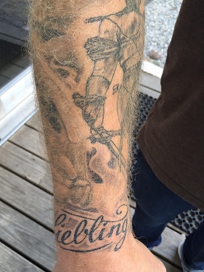 Tätowierter Unterarm von Label-Gründer Tom Bacher mit Aufschrift "Liebling" | Bild: BR/Stephan Lina