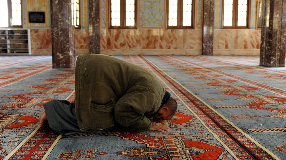 Moslem beim Freitagsgebet in einer Moschee | Bild: picture-alliance/dpa