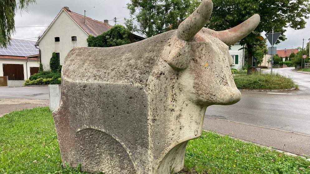 Oxenweg: Ein Standbild von einem Ochsen erinnert an die ehemalige Route, die die ungarischen Graurinder durch Bayern genommen haben. | Bild: BR/Andreas Pehl