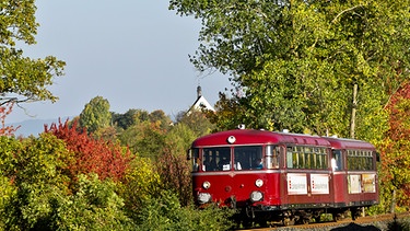 Die Mainschleifenbahn, auch "Säuferbähnle" genannt, fährt am 11.10.2015 bei Volkach | Bild: picture-alliance/dpa/Daniel Karmann