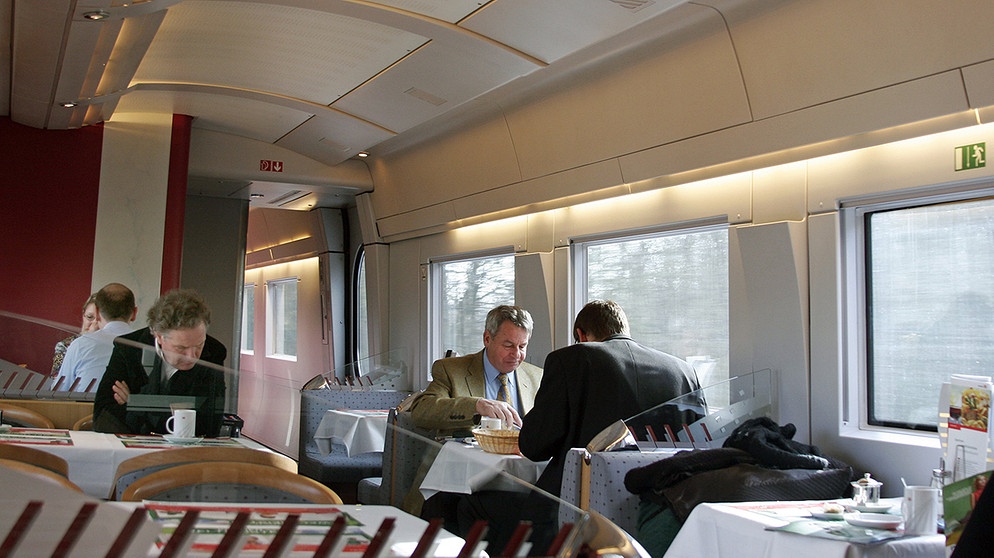 Symbolbild: Ein Speisewagen in einem Zug | Bild: picture-alliance/dpa/Robert Fishman