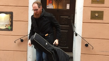Straßenmusiker Kevin Goodin verlässt den Gravenreuther | Bild: BR / Joseph Berlinger