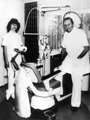 Die Zahnarzthelferin Claudia und der Zahnarzt am 26. Februar 1982 in der Praxis in Neutraubling bei Regensburg.  | Bild: picture-alliance/dpa