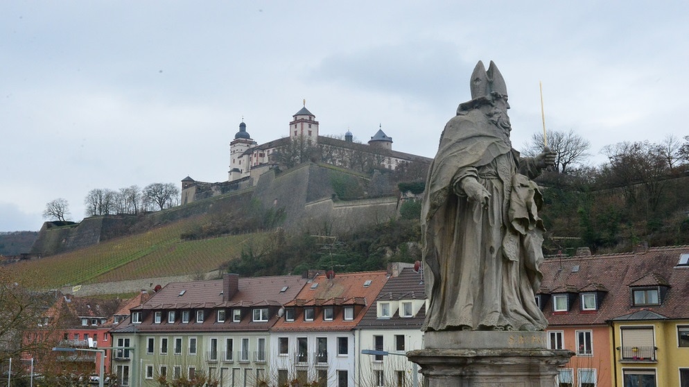 Mainbrücken - … und hier Burkard, der erste Bischof von Würzburg, mit der Festung Marienberg im Hintergrund.  | Bild: Jochen Wobser / BR