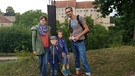 Familie Lohmann beim Geocaching in der Cadolzburg | Bild: BR / Matthias Rüd
