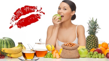 Symbolbild: Eine Frau genießt Früchte, Haselnüsse und einen Tee, darüber ein Kussmund | Bild: colourbox.com, Montage: BR