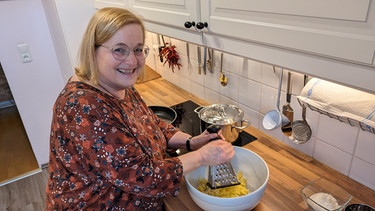 Die Köchin Traudl Myslakowski bereitet das oberpfälzer Gericht "Sterz" zu  | Bild: BR/Uli Scherr 