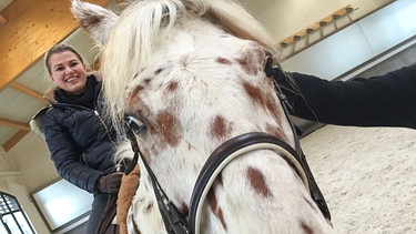 Corinna Denndörfer auf dem Pferd | Bild: BR/Claudia Stern