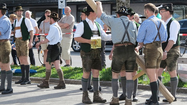 In Rottach-Egern stellen am 1. Mai 2012 die Männer des Ortes, traditionell in Tracht gekleidet, unter Anteilnahme des gesamten Dorfes und seiner Besucher den 35 Meter hohen Maibaum vor das Rathaus | Bild: picture-alliance/dpa
