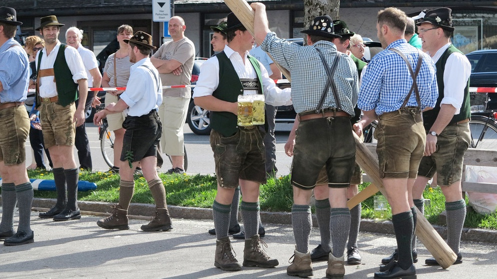 In Rottach-Egern stellen am 1. Mai 2012 die Männer des Ortes, traditionell in Tracht gekleidet, unter Anteilnahme des gesamten Dorfes und seiner Besucher den 35 Meter hohen Maibaum vor das Rathaus | Bild: picture-alliance/dpa