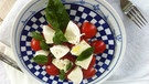 Auch die einfachen Dinge können ansprechen und verlocken wie Tomate/Mozarella  in den italienischen Nationalfarben. | Bild: Hannelore Fisgus / BR
