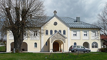 Das Leichenhaus auf dem Friedhof Zwiesel, in dem Elisabeth Stoiber im 1. Stock wohnt. | Bild: Wikipedia / Konrad Lackerbeck