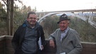 Die Echelsbacher Brücke im Hintergrund, im Vordergrund Markus Bader (links) und Alois Lindauer  | Bild: BR / Christine Gaupp
