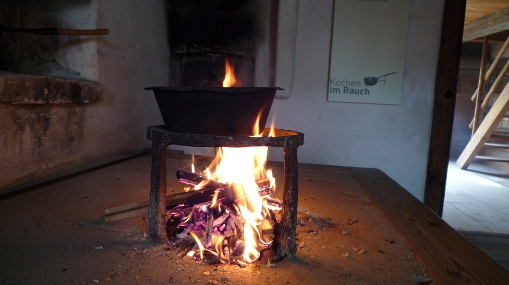 Rauchkuchl - Feuerstelle
Aus der Austellung im Freilichtmuseum Glentleiten. | Bild: BR / Angela Braun
