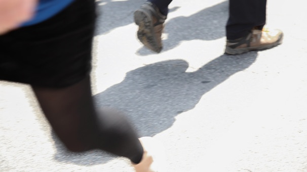 Eine Frau eilt davon. | Bild: picture-alliance/dpa