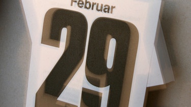 Der Datumszettel des 29. Februars wird von einem Kalender entfernt. | Bild: picture-alliance/dpa