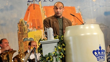 Der Kabarettist Django Asül spricht am Donnerstag 2010 beim Maibock-Anstich im Hofbräuhaus in München | Bild: picture-alliance/dpa