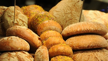 Brote liegen in München in der Auslage einer Bäckerei.  | Bild: picture-alliance/dpa