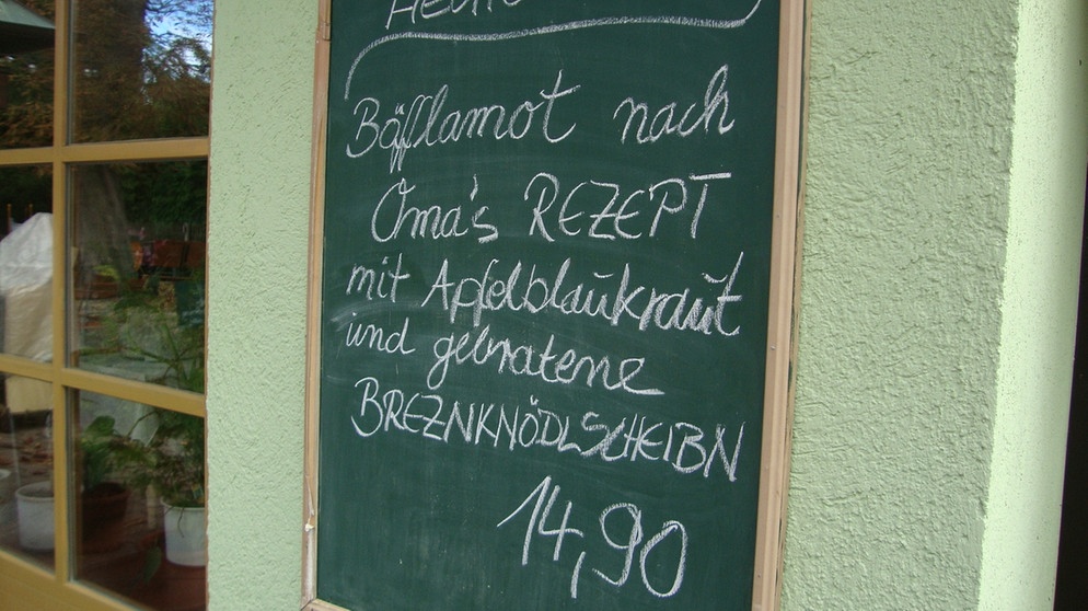 Kreidetafel kündigt Böfflamott nach Omas Rezept als Tagesgericht an. | Bild: BR/Anton Rauch