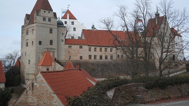 Burg Trausnitz in Landshut - ein Wahrzeichen, unten in der Stadt ebenfalls bekannt, der Schwarze Hahn | Bild: picture-alliance/dpa