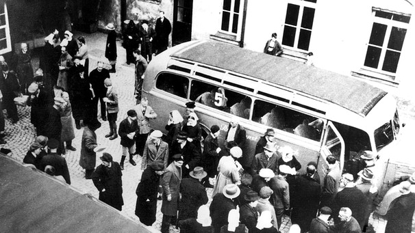 Patienten werden während des Dritten Reichs in Tötungsanstalten transportiert | Bild: picture-alliance/dpa