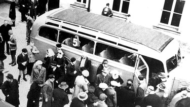 Patienten werden während des Dritten Reichs in Tötungsanstalten transportiert | Bild: picture-alliance/dpa