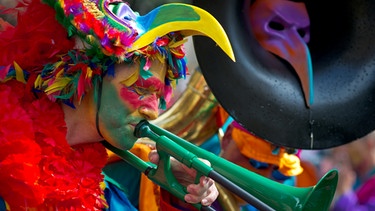 Samba-Musiker ziehen am Sonntag (15.07.2012) auf dem Samba-Festival durch die Innenstadt von Coburg (Oberfranken). | Bild: picture-alliance/dpa