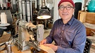 Anatol Donkan beim Arbeiten an der Leder-Nähmaschine | Bild: BR/Renate Rossberger 