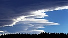 Föhnwolken ziehen über einen Wald | Bild: picture-alliance/dpa
