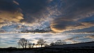 Föhnwolken ziehen über eine Landschaft | Bild: picture-alliance/dpa