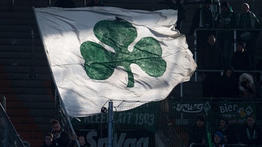 Fürther Kleeblatt auf einer Fahne von Fans | Bild: picture-alliance/dpa