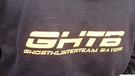 Geisterjäger - Schwarzes T-Shirt mit den Initialen des GHTB  | Bild: Joseph Berlinger BR