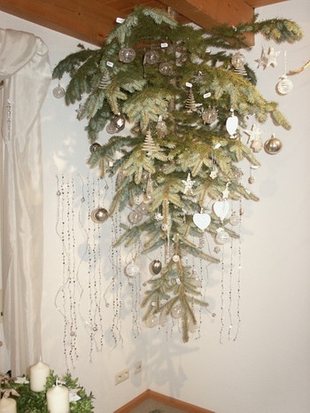 Ein Christbaum, der von der Decke hängt | Bild: Raum und Tisch, Adventsausstellung