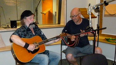 Schorsch und Arthur im Hörfunkstudio bei der Produktion ihres Features. | Bild: BR/Arthur Dittlmann