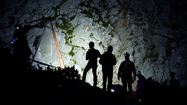 Menschen in der Riesending-Schachthöhle | Bild: picture-alliance/dpa