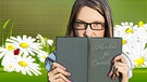 Illustration: Frau liest aus einem Märchen-Buch für Erwachsene vor, im Hintergrund Blumen | Bild: colourbox.com; Montage: BR