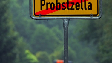 Ortsausgangstafel von Probstzella (Landkreis Saalfeld-Rudolstadt) in Richtung des fränkischen Ludwigsstadt (Bayern)  | Bild: picture-alliance/dpa