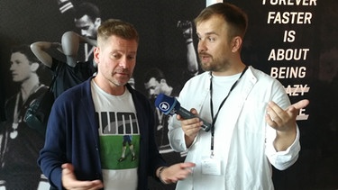 Thorsten Hochstetter (links), Chefdesigner von Puma, neben BR-Reporter Matthias Rüd | Bild: BR-Matthias Rüd