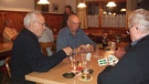 Kartenspiel - Eine Runde in Töging am Inn spielt regelmäßig | Bild: Thomas Muggenthaler, BR