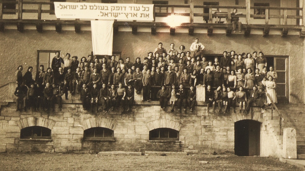 Gruppenbild von Bewohnern des Kibbuz Greifenberg, Greifenberg ca. 1946 | Bild: Fotografie; Jüdisches Museum Berlin, Schenkung von Leonie und Walter Frankenstein