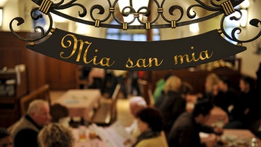 Stammtisch-Schild mit der Aufschrift "Mia san mia" | Bild: picture-alliance/dpa, Montage BR