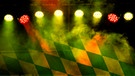 Scheinwerfer auf einer Bühne, darüber transparentes Rautenmuster | Bild: BR, colourbox.com; Montage: BR