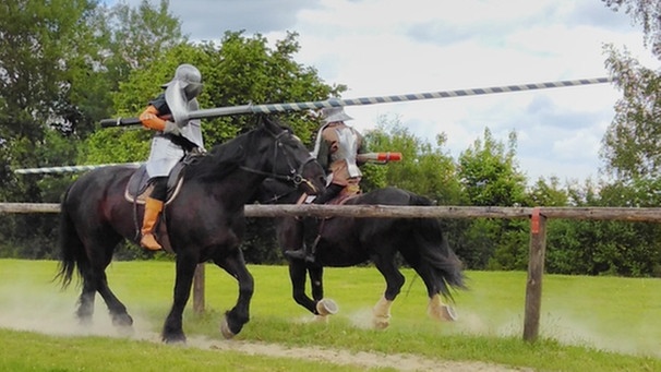 Ritter galoppieren an der "Planke" entlang mit fest eingelegter Lanze, um sich gegenseitig Treffer zu versetzen. | Bild: BR / Birgit Fürst