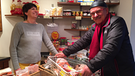 Bäckerin Anneliese Reiter gibt Rudi Betz übriggebliebenes Brot mit | Bild: BR / Viktoria Wagensommer